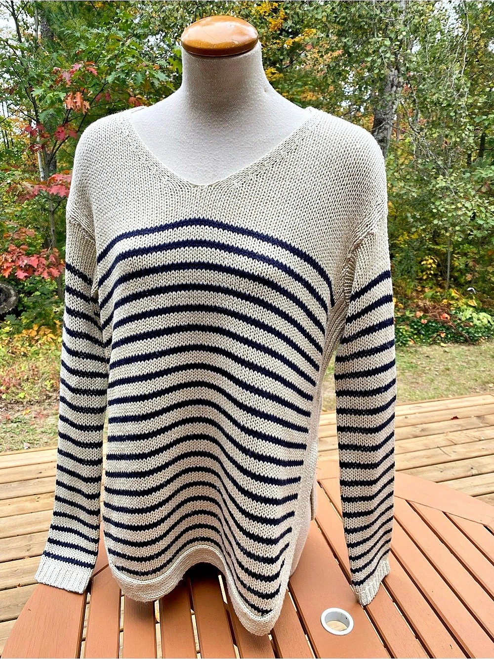 George Striped V-Neck Sweater in Cream & Blue Size Medium Like New